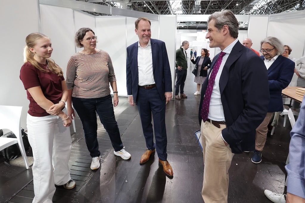 OB Dr. Stephan Keller und Beigeordneter Christian Zaum haben das Briefwahlzentrum in der Messehalle besucht und den ehrenamtlichen Wahlhelfenden für ihr Engagement gedankt © Landeshauptstadt Düsseldorf/David Young