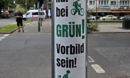 Neue Ampel-Aufkleber “Nur bei Grün! — Vorbild sein!”