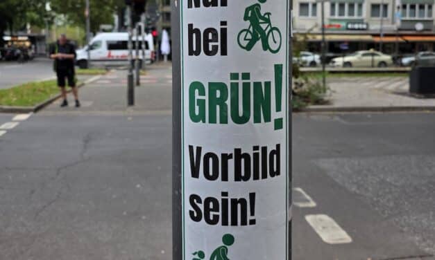 Neue Ampel-Aufkleber “Nur bei Grün! — Vorbild sein!”