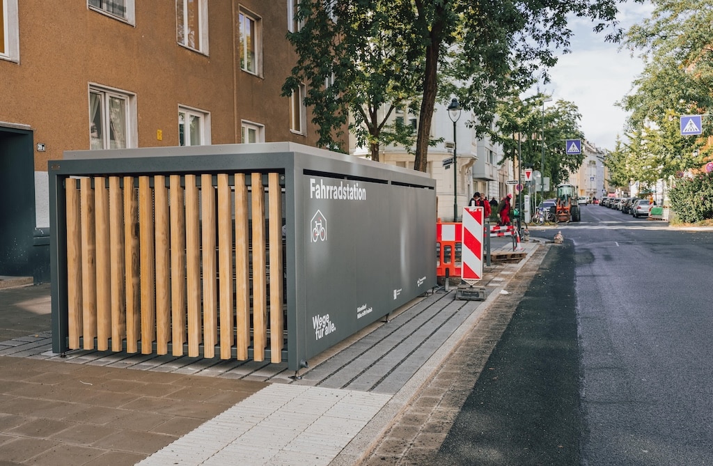 Die neu errichtete Mobilitätsstation an der Rochusstraße in Pempelfort, hier im Bild die Fahrradstation, wird am Freitag, 19. September, im Rahmen der europäischen Mobilitätswoche mit einer Feier vor Ort von 15 bis 18 Uhr offiziell eröffnet. © Connected Mobility Düsseldorf