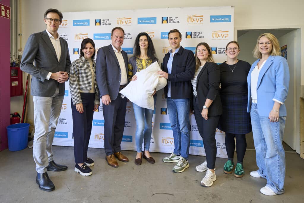 Bettwäsche-Spende an den gemeinnützigen Verein AVP (von links): Tobias Sebastian Oberdieck, Geschäftsführer The Zipper Hotel & Apartments, Franziska Pfaff, Hotelmanagerin The Zipper, Oberbürgermeister Dr. Stephan Keller, Maria Tolpina, Projektleiterin Humanitäre Arbeit AVP, Otto Konstantin Lindner, Geschäftsführer The Zipper Hotel & Apartments, Cathrine Neycken, Wäschepartner Polytex, Hanna Veith, Housing First, und Sara Graute, Fachbereichsleitung des Kinderhilfezentrums. © Stadt Düsseldorf/Claus Langer