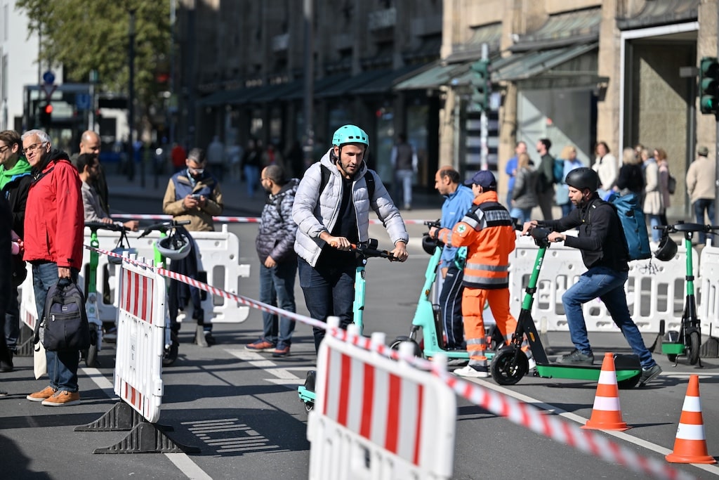 Für Action sorgen beim Infotag E-Mobilität zahlreiche Mitmachaktionen wie E-Scooter-Parcours, realistische Rennsimulatoren oder Mini-Rennstrecken mit ferngesteuerten Elektroautos. Dazu locken Gewinnspiele, Talks, Musik und Unterhaltung – ein Erlebnis für die ganze Familie! © Landeshauptstadt Düsseldorf/Amt für Verkehrsmanagement