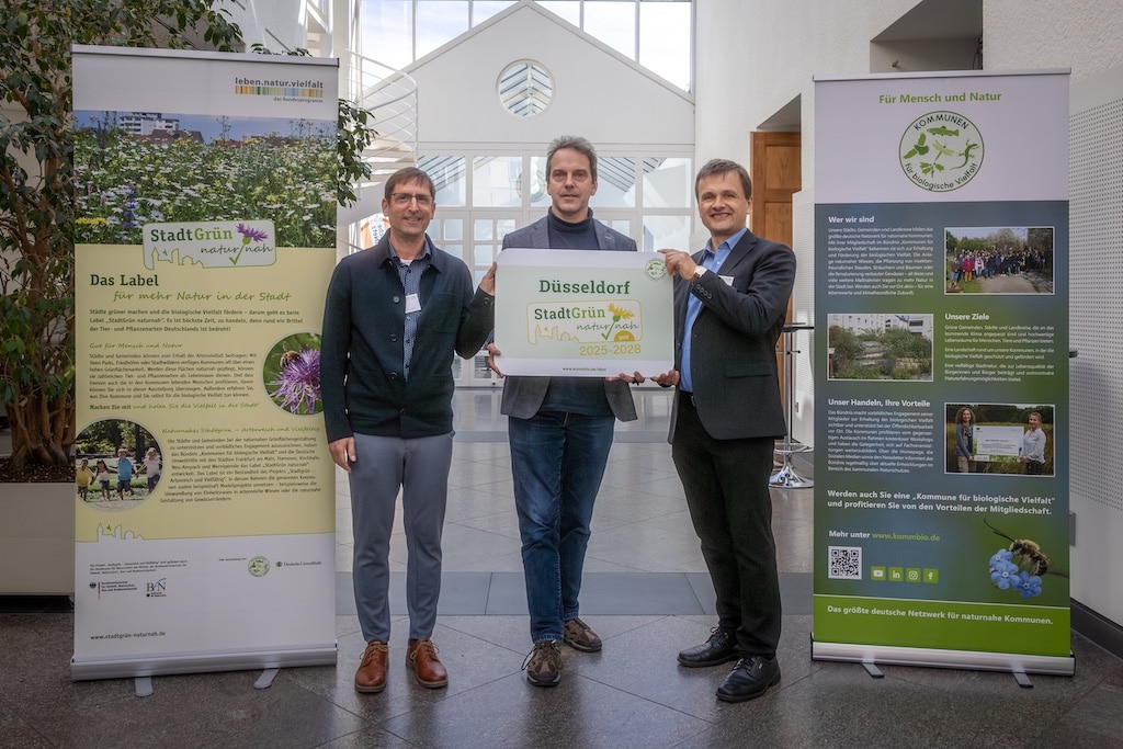 Düsseldorf verbesserte sich von 1099 auf 1113 Punkte und wurde erneut mit Gold ausgezeichnet. Biodiversitätbeauftragter Tobias Krause (Bildmitte) vertrat die Stadt bei derLandeshauptstadt © Düsseldorf/Gartenamt Auszeichnungsfeier 
