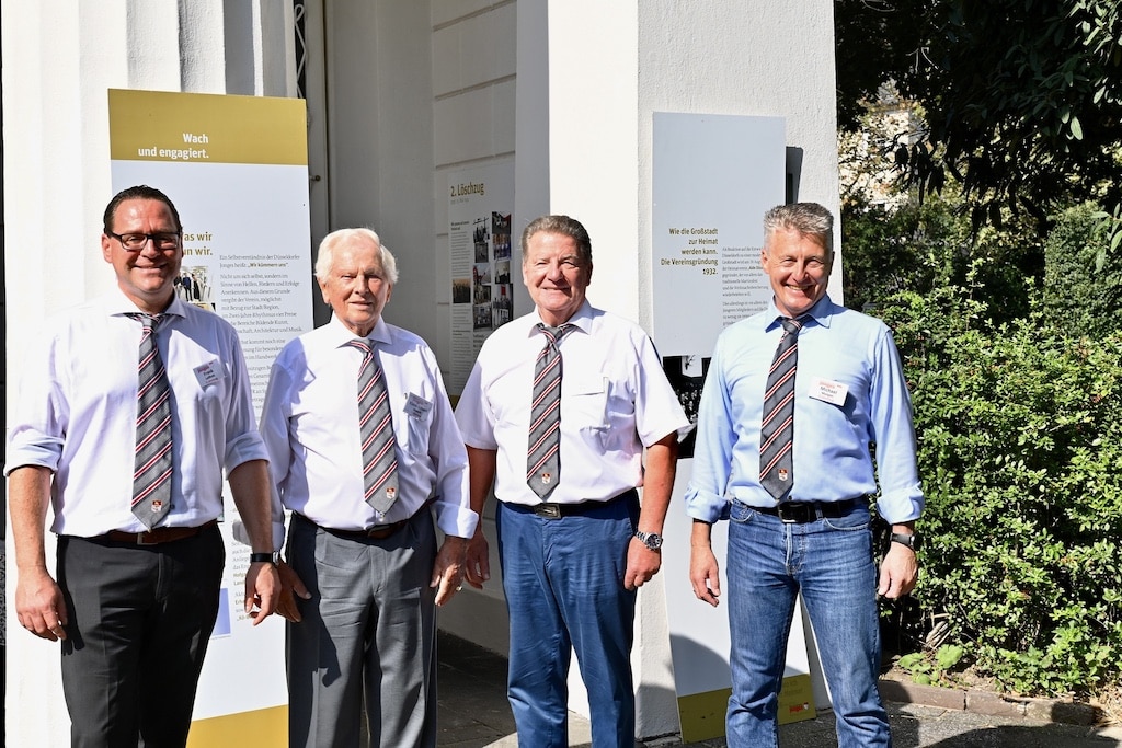 Mitglieder von der TG 2. Löschzug führen durch das Ratinger Tor © Lokalbüro