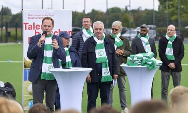 OB Dr. Keller eröffnet neues Kunstrasenfeld auf der Sportanlage Lohausen