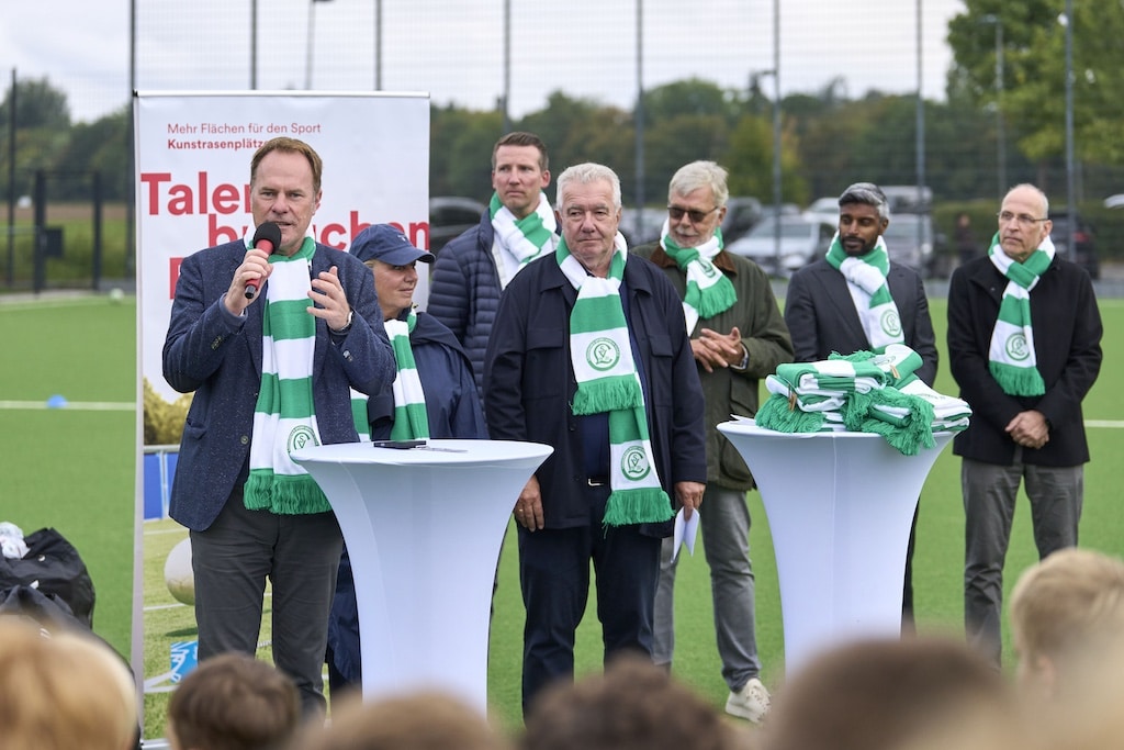 OB Dr. Stephan Keller (l.) sprach bei der Eröffnung ein Grußwort und lobte die wertvolle Arbeit des Vereins. Mit dabei unter anderem (v.l.) die stellvertretende Bezirksbürgermeisterin Babette de Fries, Peter Frymuth, Vorstand Lohausener SV, Stadtsportbundpräsident Peter Schwabe und Flughafen-Geschäftsführer Pradeep Pinakatt, Förderer des Vereins © Stadt Düsseldorf/Claus Langer