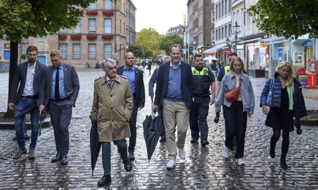 Sicherheit in der Altstadt: Rundgang von OB Keller und Innenminister Reul
