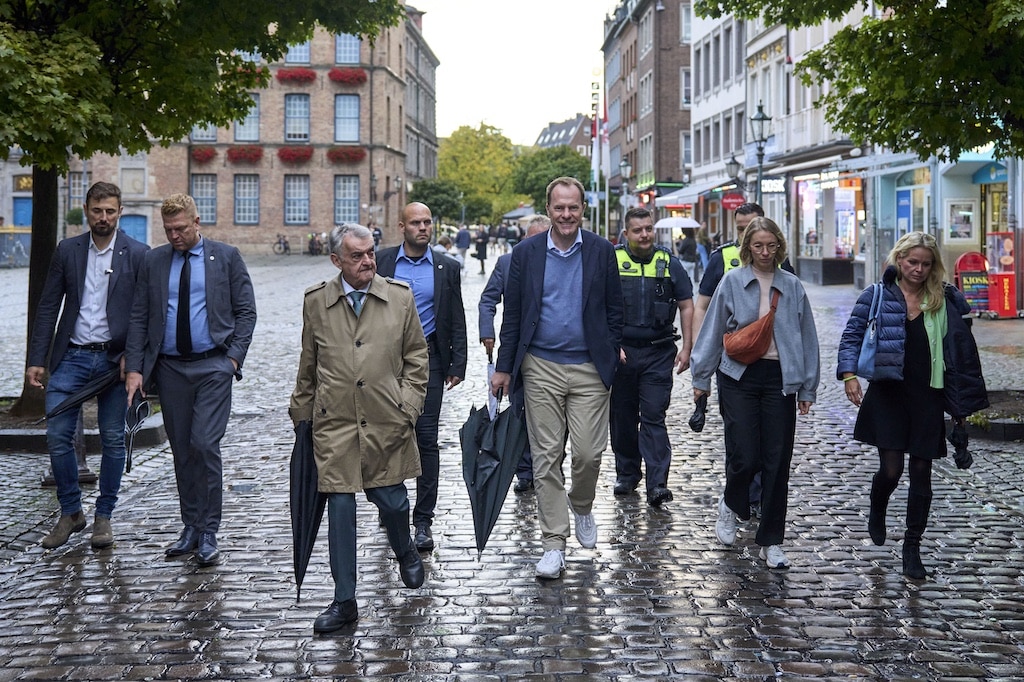Altstadtrundgang mit OB Dr. Stephan Keller (m.) und Innenminister Herbert Reul (3.v.l.) © Stadt Düsseldorf/Claus Langer