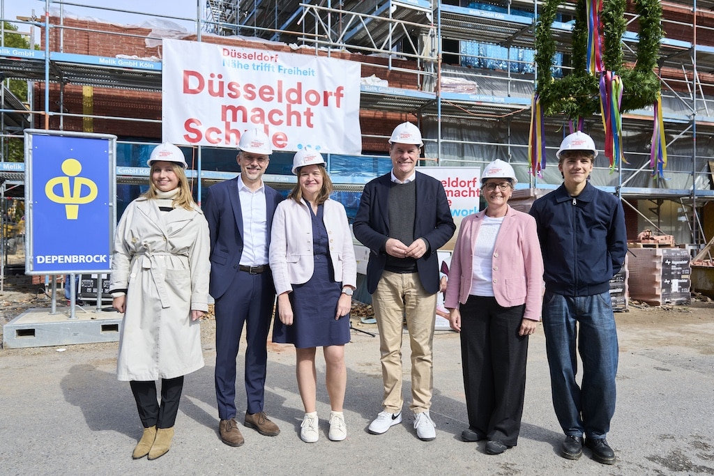 Beim Richtfest (v.l.): Schülersprecherin Laura, Jörn Depenbrock, Depenbrock Gruppe, Schulleiterin Gabriele Patten, Oberbürgermeister Dr. Stephan Keller, Dagmar Wandt, Leiterin des Amtes für Schule und Bildung, sowie Schülersprecher Can. © Landeshauptstadt Düsseldorf/Claus Langer