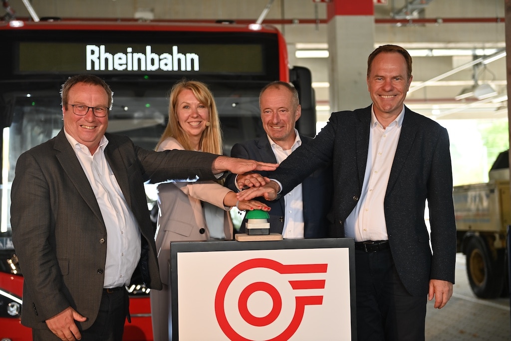 Oliver Krischer (Minister für Umwelt, Naturschutz und Verkehr des Landes Nordrhein-Westfalen), Annette Grabbe (Vorständin der Rheinbahn) Dr. Stephan Keller (Oberbürgermeister der Landeshauptstadt Düsseldorf) und Oliver Wittke (Vorstandssprecher des Verkehrsverbunds Rhein-Ruhr) © Lokalbüro