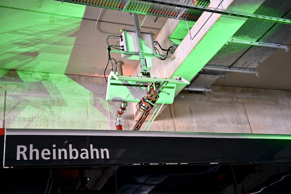 Der Moment wo der erste Bus andockt @ Lokalbüro