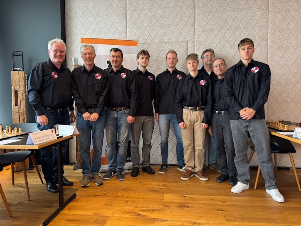 Nach zwei Runden bisher ungeschlagen: die ersten Mannschaft des Düsseldorfer SK (v.l.n.r. Mannschaftsführer Jan Werner mit den Großmeistern Felix Levin, Mikhail Kobalia, Casper Schoppen, Arthur Pijpers, Volodar Murzin, Andrey Orlov, Alexander Berelowitsch sowie dem Fide-Meister Philipp Leon Klaska © Düsseldorfer SK