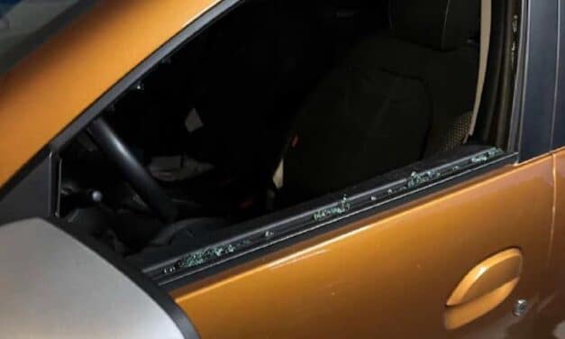 Stadtmitte: Polizei befreit Einjährigen aus Auto – Pflegemutter lässt Kind im Parkhaus zurück