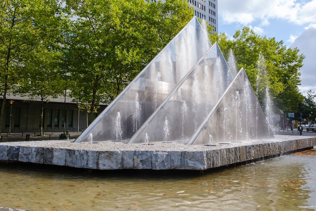Die Edelstahlelemente wurden mit Säure gereinigt. Zum Schutz des Marmorsockels wurden die Edelstahlelemente demontiert und in der Werkstatt des Restaurierungsateliers behandelt. © Landeshauptstadt Düsseldorf / Uwe Schaffmeister