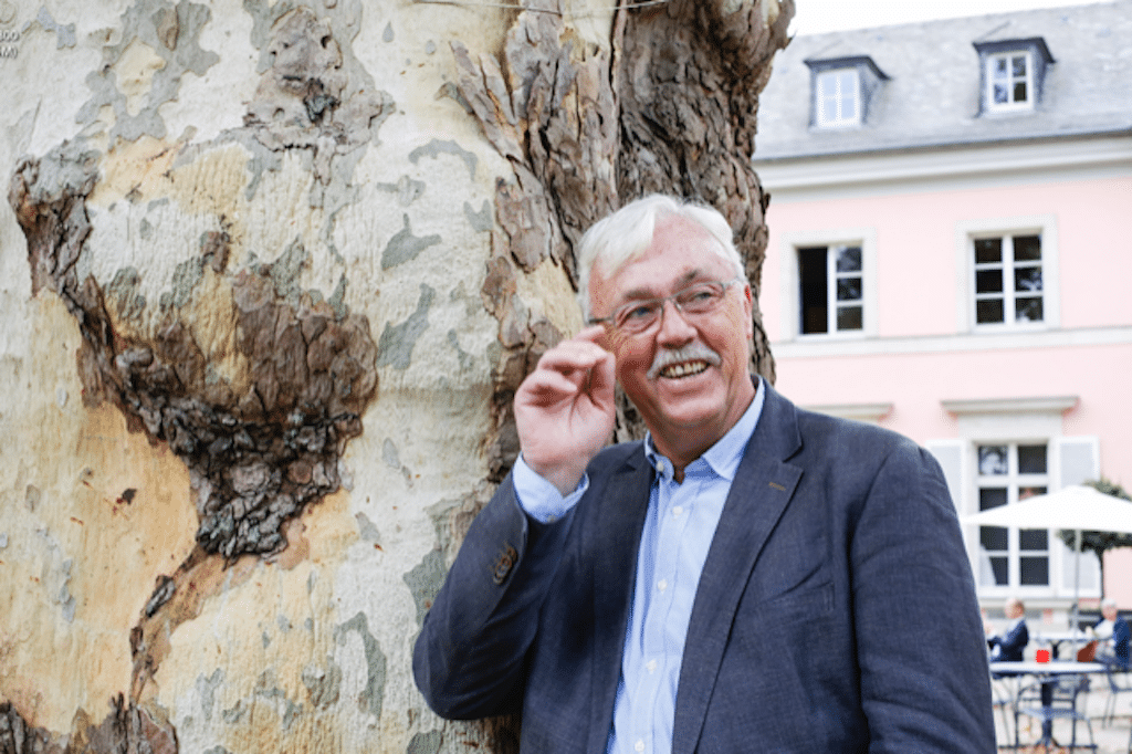 Dietmar Schönhoff hat sein drittes Buch gerade herausgebracht. Es ist eine Hommage an Künstlerinnen und Künstler, die sich in Düsseldorf verewigt haben. Foto: Privat