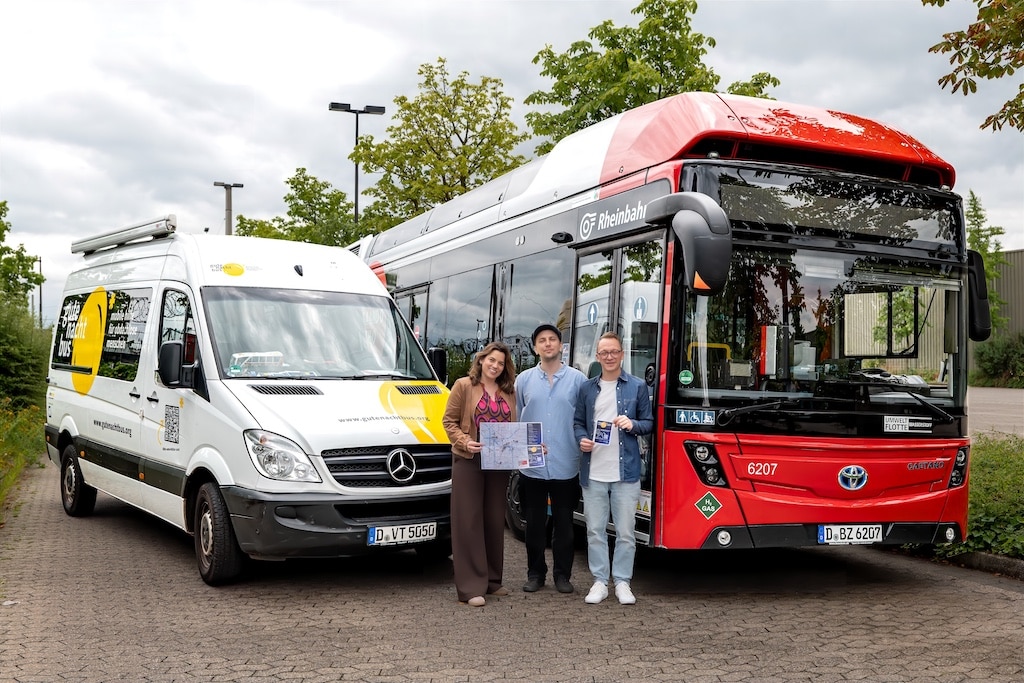 Antje Gutberlet (Bereichsleiterin Personal, Soziales und Organisation der Rheinbahn) freut sich gemeinsam mit Nikolai Karrasch (Projektleiter des gutenachtbus) und Daniel Stumpe (Leiter des Vereins) über die Kooperation. © Rheinbahn 