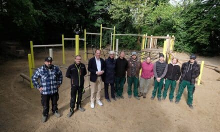 Auszubildende des Gartenamtes haben den Kinderspielplatz Heiligenhauser Straße neu gestaltet