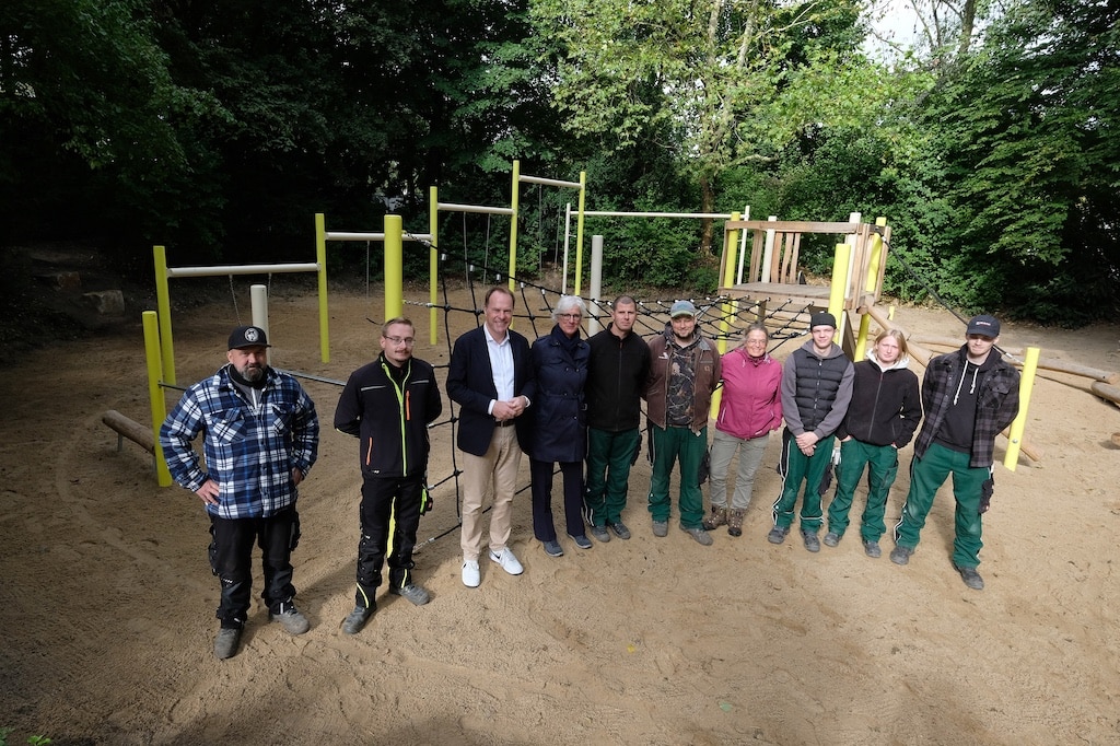 Oberbürgermeister Dr. Stephan Keller (3. v. l.) eröffnete den neu gestalteten Spielplatz an der Heiligenhauser Straße in Hassels gemeinsam mit den Auszubildenden des Gartenamtes sowie Gartenamtsplanerin Ulrike Volmer (4. v.l.) und Ausbilderin Petra Schmid (4. v.r.). © Landeshauptstadt Düsseldorf/Wilfried Meyer