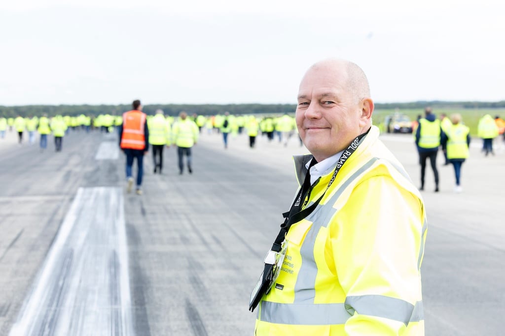 Gelebte Sicherheitskultur: Hartmut Antoni, Leiter Airside Operations Management am Flughafen Düsseldorf, freut sich über die starke Beteiligung am FOD-Walk 2025. © Flughafen Düsseldorf / Andreas Wiese