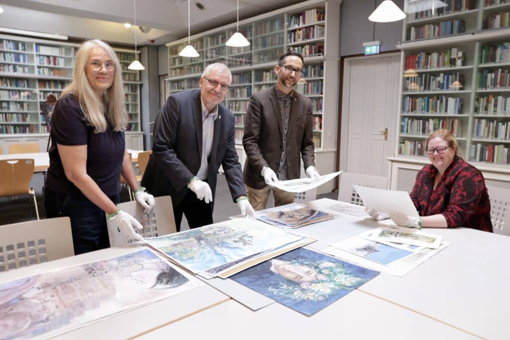 Dr. Sabine Brenner-Wilczek, Direktorin des Heinrich-Heine-Instituts,  zusammen mit Jan von Holtum, Heinrich-Heine-Institut, und den Künstlern Peter Eickmeyer und Gaby von Borstel (v.r.) bei der Übergabe der Werke.© Landeshauptstadt Düsseldorf/Ingo Lammert