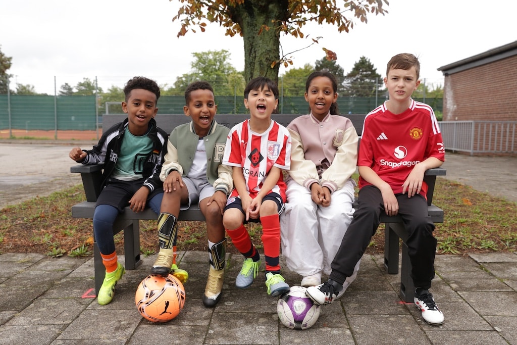 Auch die Jugendspielerinnen und -spieler des Garather SV freuen sich über eine neue Sitzbank, die auf der Bezirkssportanlage Koblenzer Straße ein Zuhause gefunden hat.© Landeshauptstadt Düsseldorf/Ingo Lammert