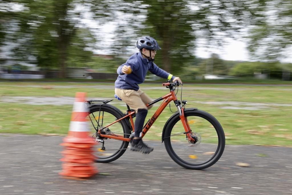 Fahrtraining im Parkours gehörte für die Fünftklässler des Friedrich-Rückert-Gymnasiums auf dem Gelände der städtischen Jugendverkehrsschule in Rath ebenfalls zum Programm. © Landeshauptstadt Düsseldorf/Ingo Lamme