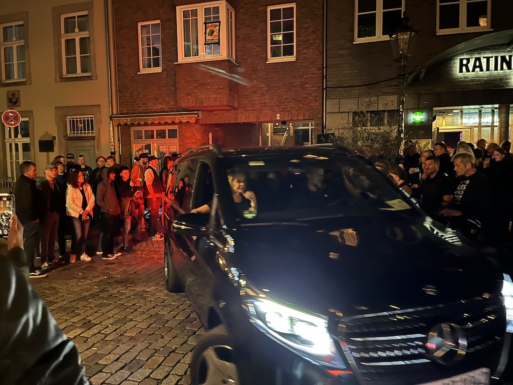 Die Hosen verlassen den Ratinger Hof, ohne sich den Fans zu zeigen. @ Manfred Fammler