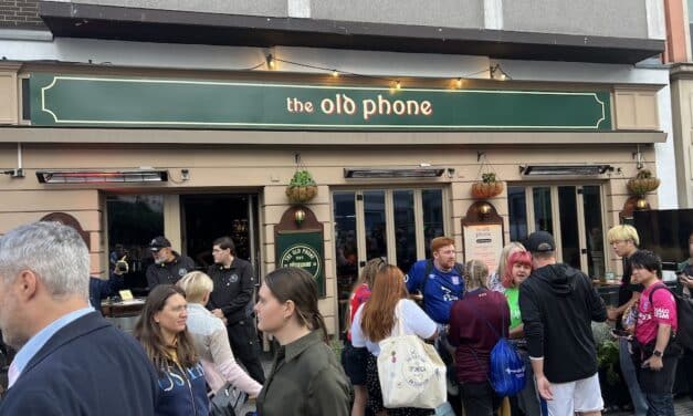Überraschungsauftritt von Ed Sheeran im Düsseldorfer Pub