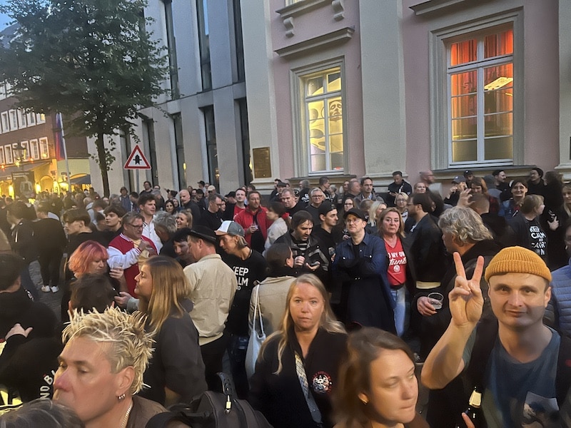 Fans feiern vor dem Ratinger Hof © Lokalbüro