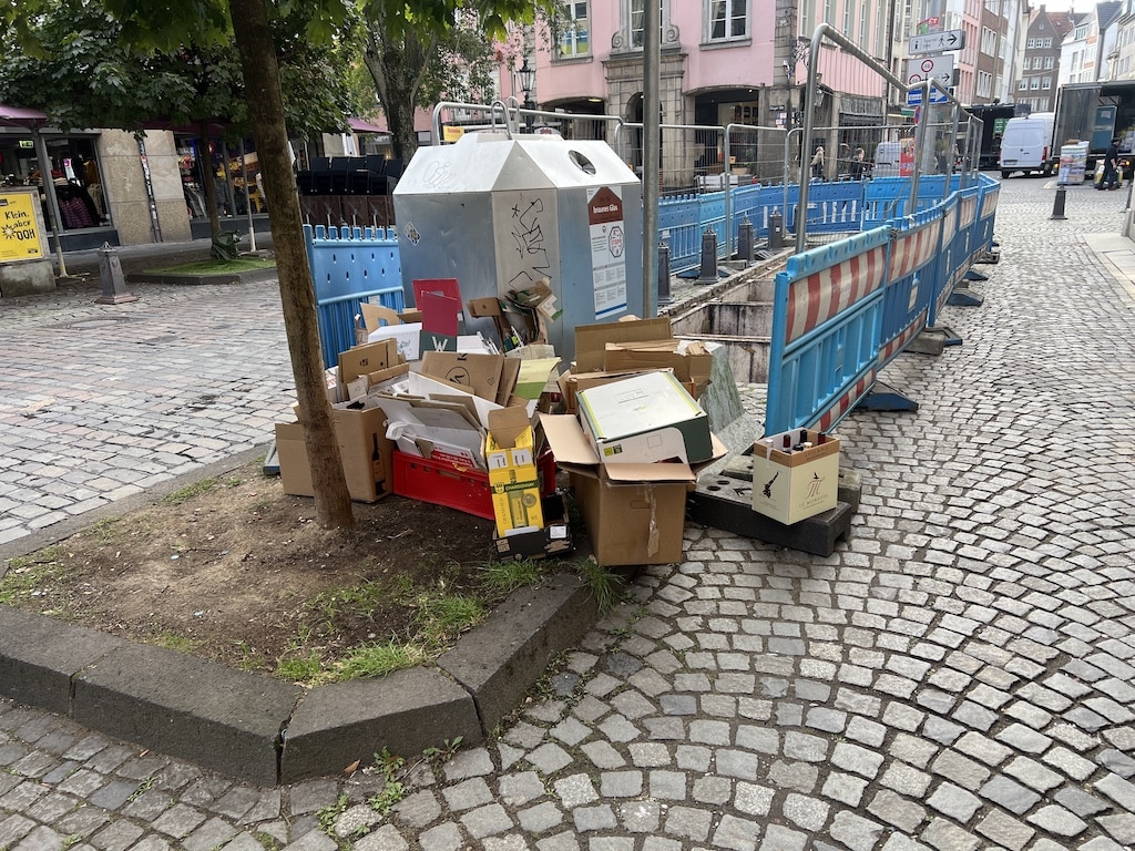 Entfernung der Altpapiercontainer und Einbau der neuen Glasbehälter @ Lokalbüro