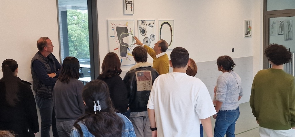 Der Düsseldorfer Künstler Lorenzo Pompa konnte einen Wettbewerb zu Kunst am Bau der Kunstkommission Düsseldorf mit dem Entwurf seiner Werkserie "Almanach" für sich entscheiden. Am Mittwoch, 24. September 2025, fand die feierliche Übergabe seiner Kunstwerke an die Schulgemeinschaft der Thomas-Edison-Realschule statt © Geschäftsstelle Kunstkommission Düsseldorf