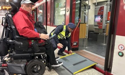 Mobile Rampen erleichtern Ein- und Ausstieg für Menschen im Rollstuhl