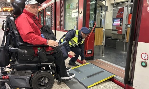 Mobile Rampen erleichtern Ein- und Ausstieg für Menschen im Rollstuhl