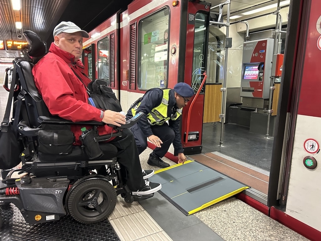 Ricardo Nelson, Mitarbeiter im Rheinbahn-Sicherheits- und Serviceteam, hilft Franco Di Bernardo beim Einstieg in die Stadtbahn.© Rheinbahn Düsseldorf