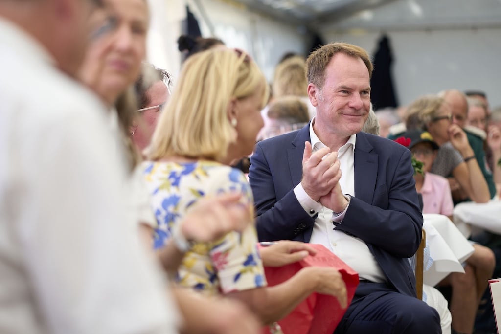 Oberbürgermeister Dr. Stephan Keller beim 100-jährigen Jubiläum der Freiwilligen Feuerwehr und dem 20-jährigen Bestehen der Jugendfeuerwehr Hubbelrath. © Landeshauptstadt Düsseldorf/Claus Langer