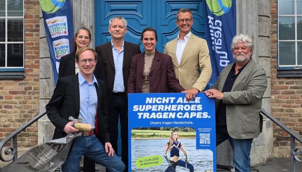 von links nach rechts: Tim Loppe (naturstrom), Mirjam Schenke (RCU), Dominic McVey (Postcode Lotterie), Julia Wendlandt (RCU), Josef Hinkel (Bürgermeister Düsseldorf), Joachim Umbach (RCU) © RCU