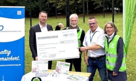 Spendenübergabe auf dem Zeitfeld