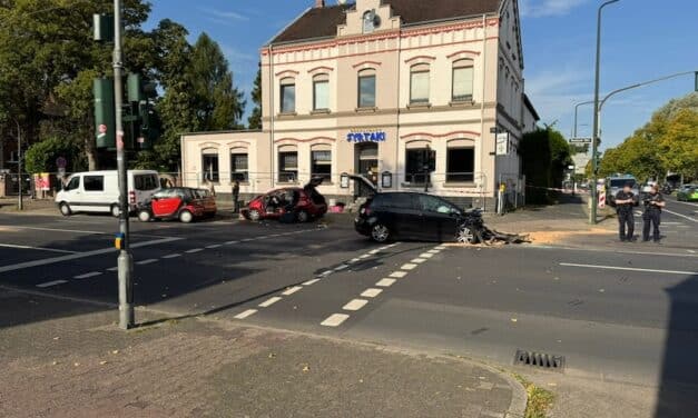 Schwerer Verkehrsunfall an der Vennhauser Allee – Polizei sucht nach flüchtigen Beteiligten