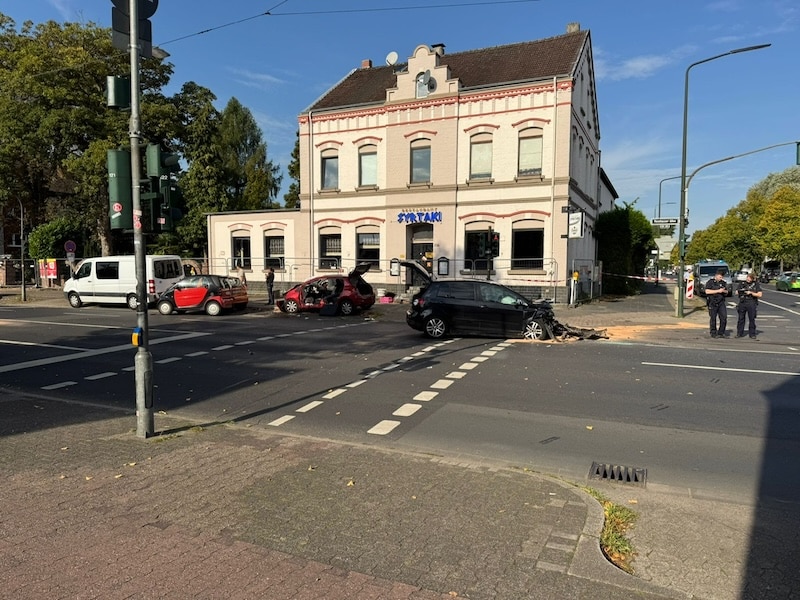 Unfall Vennhauser Allee Foto: Axel Kibkis