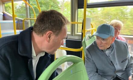 OB Keller zeigt Wohnungsbau-Erfolge bei Bustour durch Düsseldorf