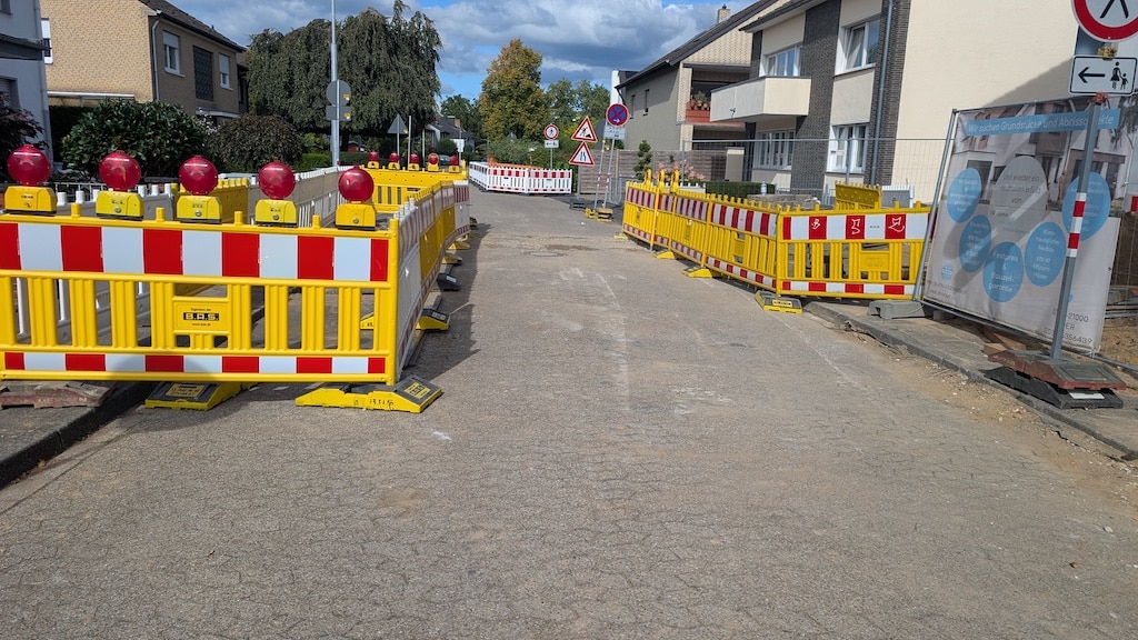 Beeinträchtigungen auf der Görlitzer Straße in Angermund waren verursacht von einem Rohrbruch und Anschlussarbeiten © Gabriele Schreckenberg
