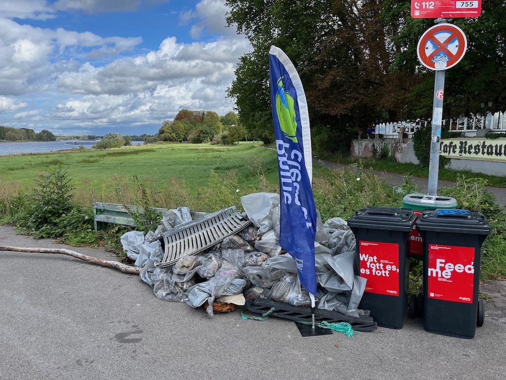 Etliche Säcke Müll sind das Ergebnis der Rhine-Clean-Up Aktion vom 14. September in Kaiserswerth © Alexandra Stoffel