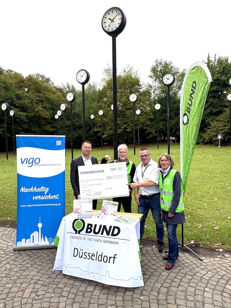 Stephanie Schauhoff und Klaus Kurtz ( BUND Vorstandsmitglieder der Kreisgruppe Düsseldorf) nahmen freudestrahlend den Scheck von Micha Hildebrandt ( Mitglied des Vorstandes, vigo KRANKENVERSIVHERUNG VVaG ) entgegen. Mit dabei Andreas Vogt AOK Rheinland © Stephanie Schauhoff und Klaus Kurtz ( BUND Vorstandsmitglieder der Kreisgruppe Düsseldorf) nahmen freudestrahlend den Scheck von Micha Hildebrandt ( Mitglied des Vorstandes, vigo KRANKENVERSIVHERUNG VVaG ) entgegen. Mit dabei Andreas Vogt AOK Rheinland ©