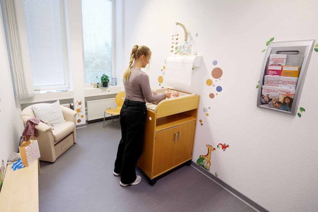 Neue Still- und Wickelmöglichkeiten am Hauptbahnhof und in städtischen Gebäuden: Die Stadt macht ihr Angebot noch familienfreundlicher. © Landeshauptstadt Düsseldorf/ David Young