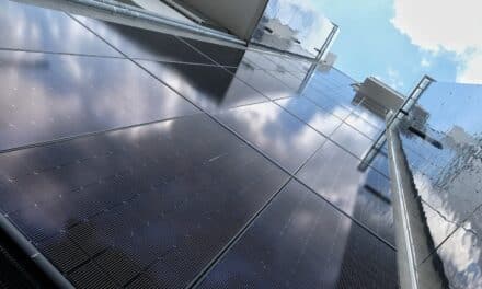 Strom an der Gebäudewand erzeugen: Fassadensolaranlage am Alten Hochbunker in Heerdt in Betrieb genommen