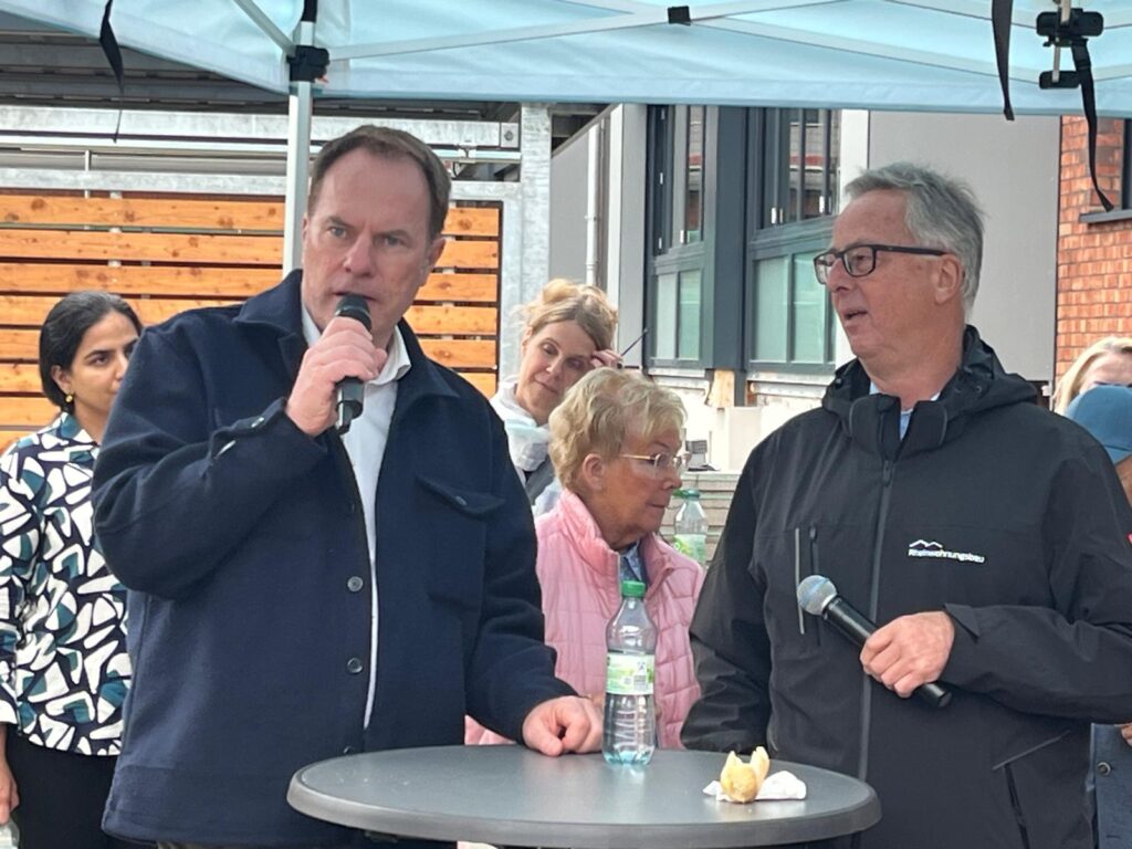 Dr. Stephan Keller während der Bustour zur Wohnungsbausituation in Düsseldorf.“ © Manfred Fammler