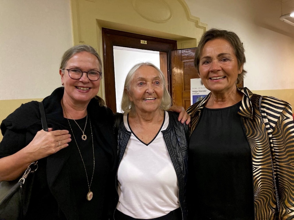 Helga Stender (Mitte) umgeben von ihren Freundinnen bei der Vernissage in Kaiserswerth Foto: Privat