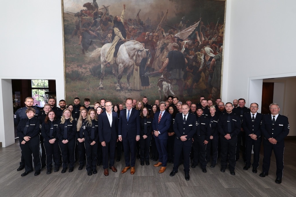 Oberbürgermeister Dr. Stephan Keller hat zusammen mit Ordnungsdezernent Christian Zaum am Dienstag, 23. September 2025, die neuen Mitarbeitenden des Ordnungsamtes im Jan-Wellem-Saal des Rathauses begrüßt. In den letzten zwölf Monaten haben insgesamt 56 neue Kräfte ihren Dienst aufgenommen.Mitarbeiter. © Landeshauptstadt Düsseldorf/ David Young