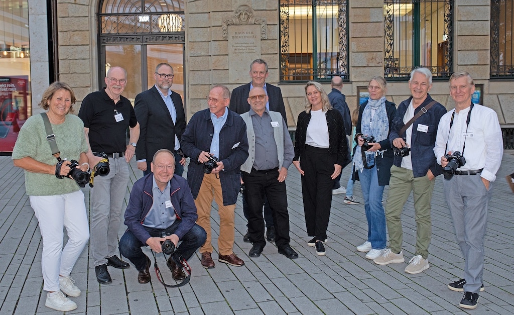 Die Fotografen der Fotogruppe PHOS zusammen mit den Initiatoren und Organisatoren der Ausstellung vor dem Haus der Universität (v.l.): Britta Knappmann; Roland Schmeiss; Dr. Arne Claussen (HHU); Peter von der Forst; Michael Berger; Prof. Dr. Georg Pretzler (HHU, Leiter Haus der Universität); Lutz Krüger; Elena Kaznina-Soukup (VHS Düsseldorf);  Claudia Gräfe; Karl Kröger; Karl-Heinz Lambertz. (Foto: Uwe Schmid)