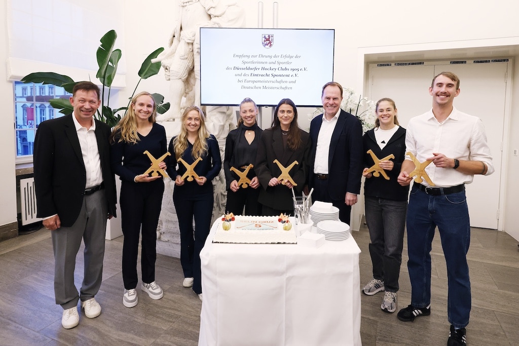 Große Ehrung für die Düsseldorfer Athletinnen und Athleten, die glänzende Erfolge im Sportsommer 2025 gefeiert haben: Am Dienstag, 14. Oktober, wurden die von D.SPORTS geförderten Sportlerinnen und Sportler von Oberbürgermeister Dr. Stephan Keller (3.v.r.) und Stadtdirektor Burkhard Hintzsche (l.) für ihre herausragenden Leistungen bei Europameisterschaften und Deutschen Meisterschaften im Hockey und Beachvolleyball im Rathaus geehrt. © Landeshauptstadt Düsseldorf/ David Young